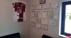 Certyfikaty na ścianie warsztatu Auto-Mar