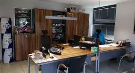 Stanowisko pracownicze we wnętrzu warsztatu Auto-Mar