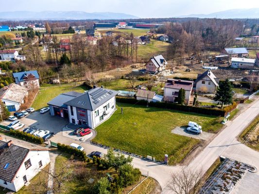 Warsztat Auto-Mar widziany z góry, z daleka, od prawej strony