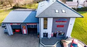 Warsztat Auto-Mar widziany z przodu, z widocznym szyldem