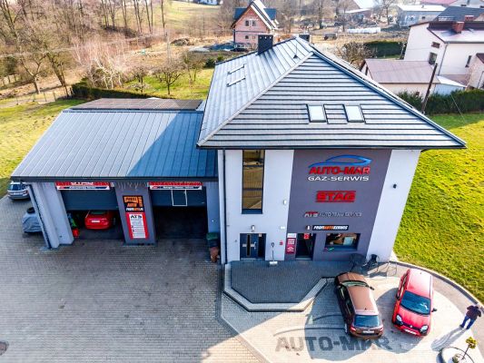 Warsztat Auto-Mar widziany z przodu, z widocznym szyldem