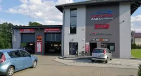 Widok na parking warsztatu samochodowego Auto-Mar