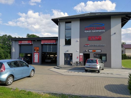 Widok na parking warsztatu samochodowego Auto-Mar