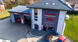 Widok z góry na warsztat Auto-Mar od zewnątrz