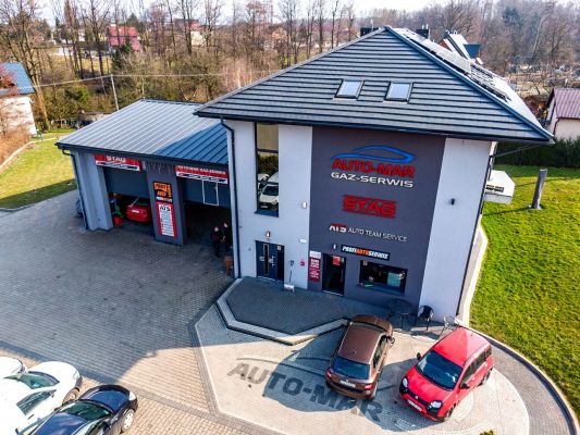 Widok z góry na warsztat Auto-Mar od zewnątrz