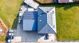 Widok z góry na warsztat Auto-Mar z widocznym dachem