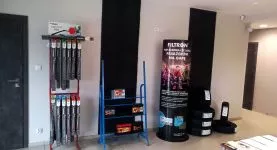 Wnętrze warsztatu Auto-Mar z półkami z wycieraczkami, akumulatorami, filtrami i oponami