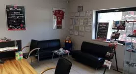 Wnętrze warsztatu Auto-Mar z widocznym stanowiskiem pracowniczym